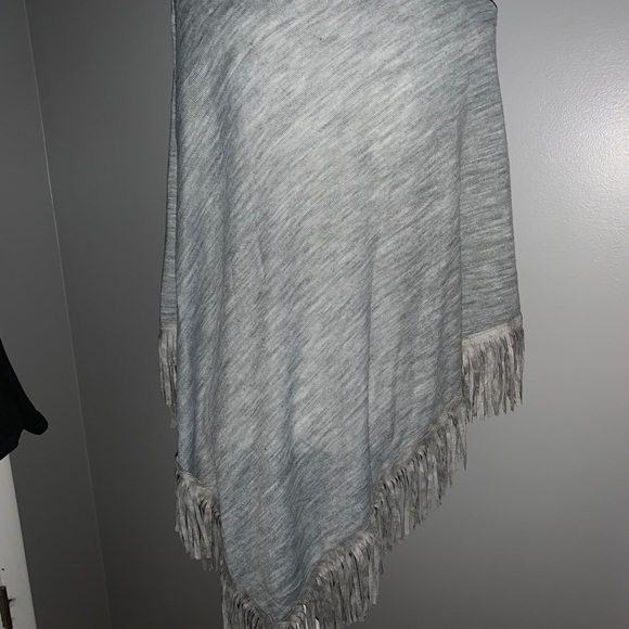 Gray cape with fringe - Picture 2 of 2